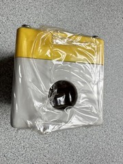NEW Eaton E22CSP1Y Non-metallic Heavy-Duty 22.5mm Pushbutton Enclosure NEMA 4X