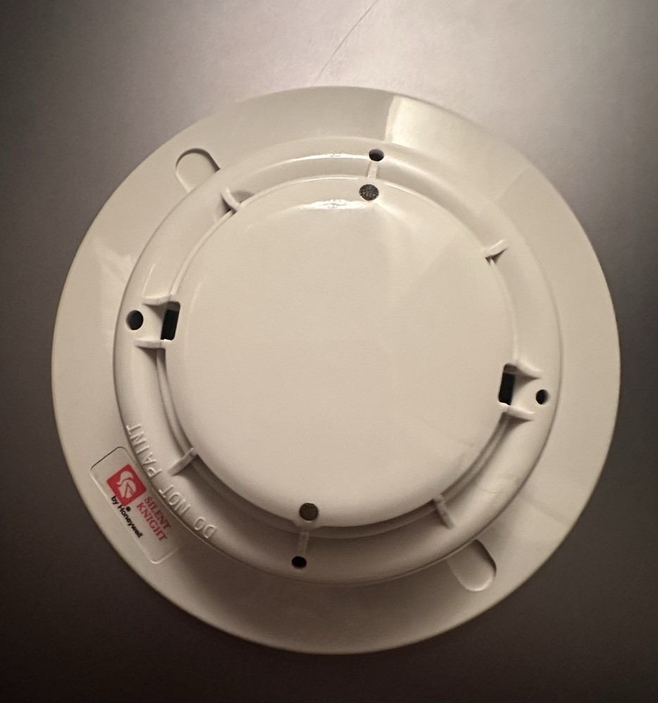 [90+ AVAILABLE – MINT COND.] Silent Knight SD505-PHOTO Smoke Detector & Base