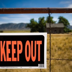 NEW 8.5×12 Plastic “Keep Out” Sign Bold, Weatherproof Ideal for Private Property