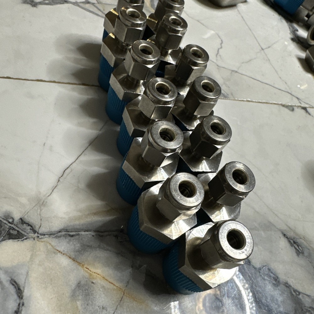 Lot Of 13 Swagelok Ss-400-1-8