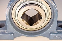 Premium 1-1/4″ Square Bore GW209PPB5 Disc Bearing 2-Bolt Pillow Block Flat Base