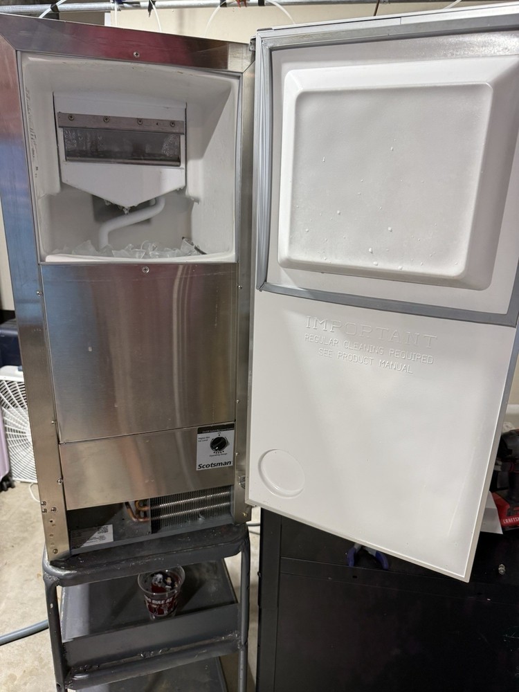 Scotsman (2020) DCE33A-1SSD Air Cooled Full Cube Ice Machine 115V