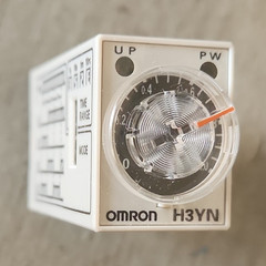 Omron H3YN-4 Electronic Timer Relay 100-120VAC 4PDT 14-Pin 3A Light
