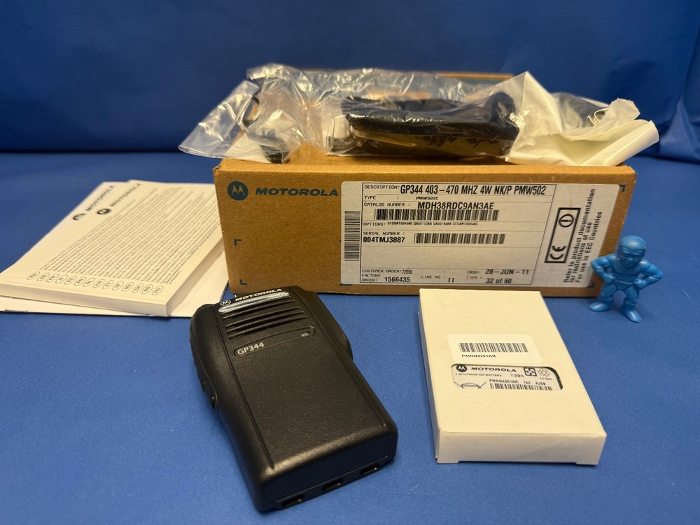 Motorola GP344 MDH38RDC9AN3AE Two-Way Portable Radio, 16 Channel 403-470 Mhz 4W