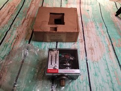 HONEYWELL L404B1304 / L404B1304 Pressuretrol Range 2 To 15 PSI Diff 1-6 PSI NOS